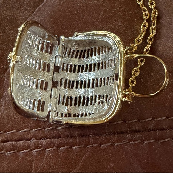 Beautiful pill box on a chain - Picture 3 of 5